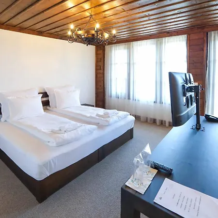 Hotel Leshten *
